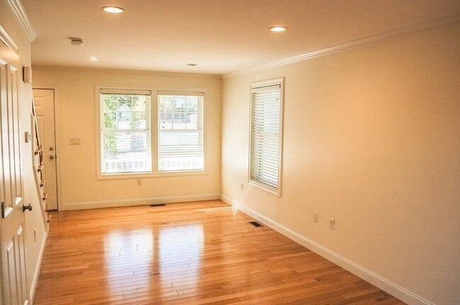 Building Photo - 10 Manahan St
