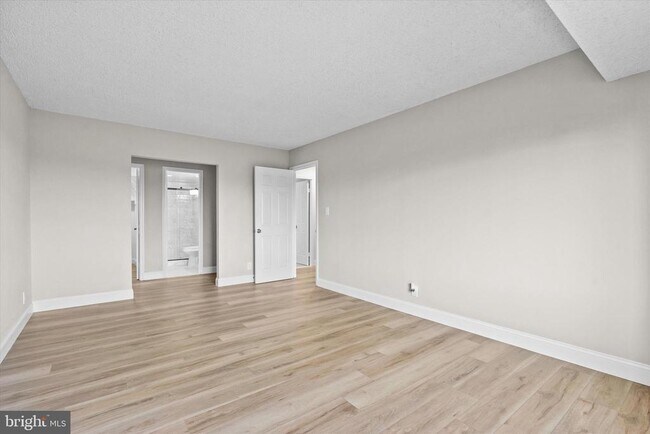 Building Photo - 3800 Powell Ln