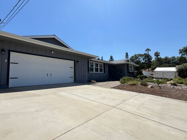 Building Photo - 2085 Warmlands Ave