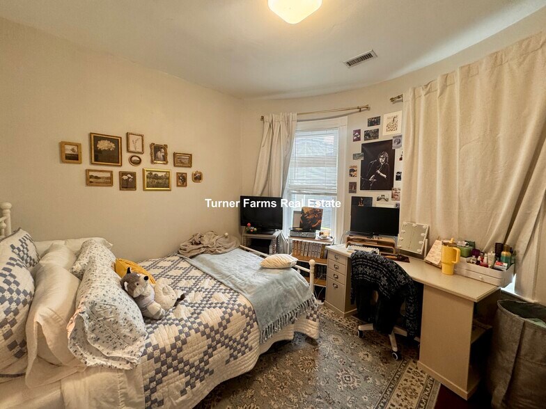 Building Photo - 724 Parker St