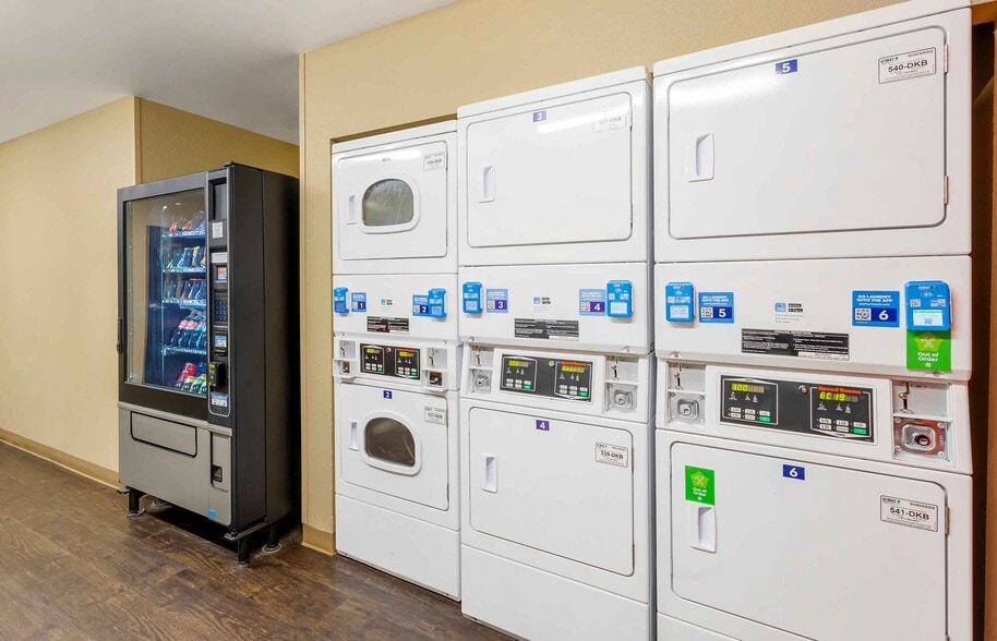 Building Photo - Furnished Studio-Billings - West End
