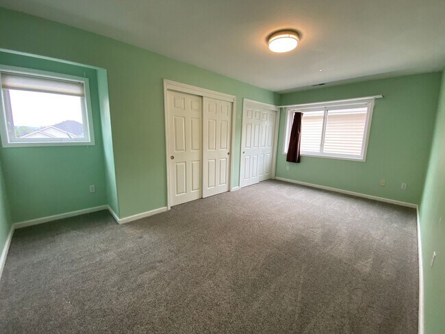 Building Photo - Beautiful 5 Bedroom Home!