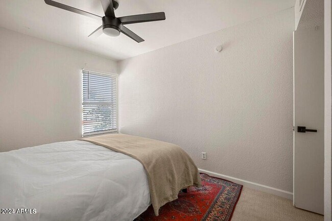 Building Photo - 3915 E Larkspur Dr