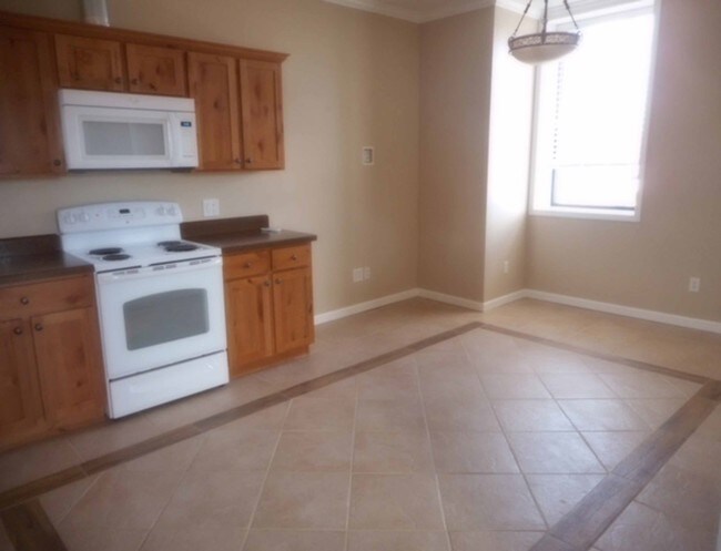 Building Photo - Hair On Main