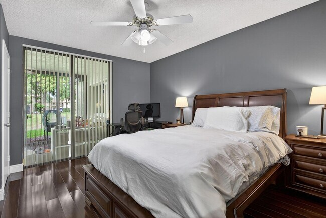 Building Photo - 4483 Carambola Cir S
