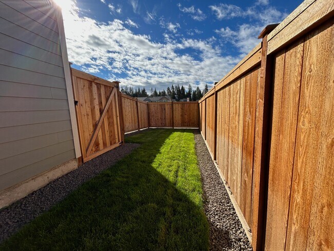 Building Photo - 294 E Viceroy Ave