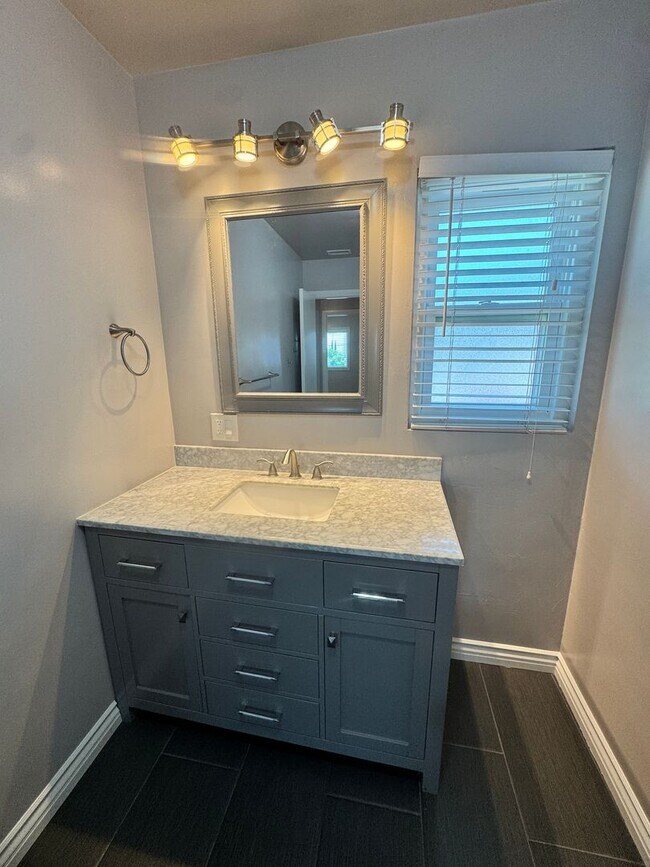 Building Photo - Spacious 2-Bedroom, 2-Bath Apartment for R...