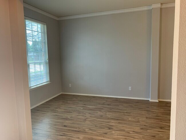 Building Photo - 2031 Trail Gln