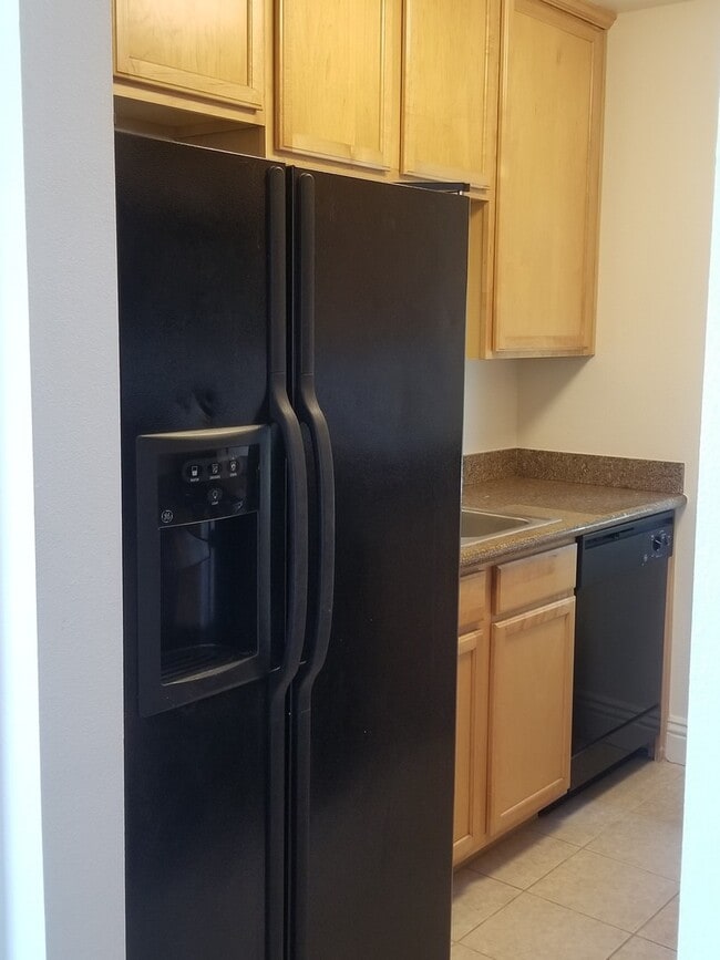 Building Photo - Clean Upstairs Unit In Convenient Location- Close to SDSU!