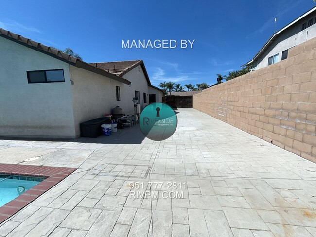 Building Photo - DREAM RENTAL POOL HOME IN RIALTO!!