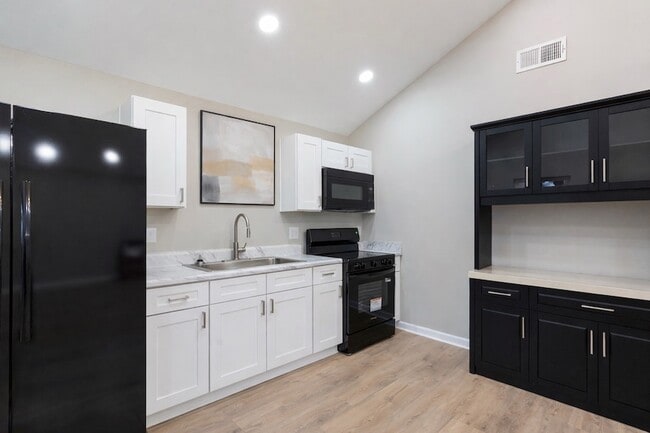 Building Photo - 804 Martin St