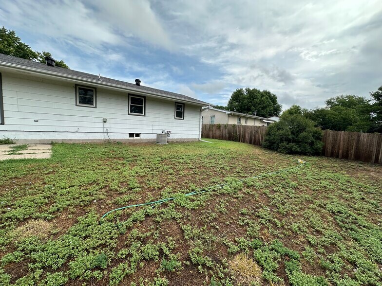 Building Photo - 1311 E 33rd Dr