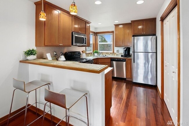 Building Photo - 3 bedroom / 2.5 bathroom townhome in West Seattle's Highland Park.