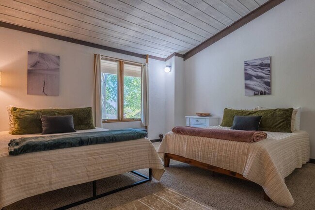 Building Photo - Walk to Main St and Gondola! Furnished!