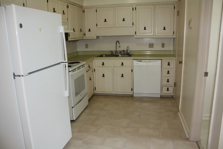 Kitchen - 505 E Spiller St