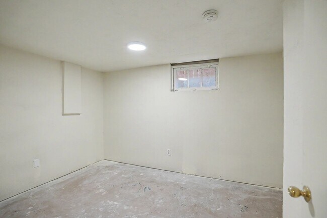 Building Photo - 1470 Capitol St NE