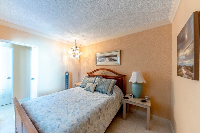 Building Photo - 4001 S Ocean Dr