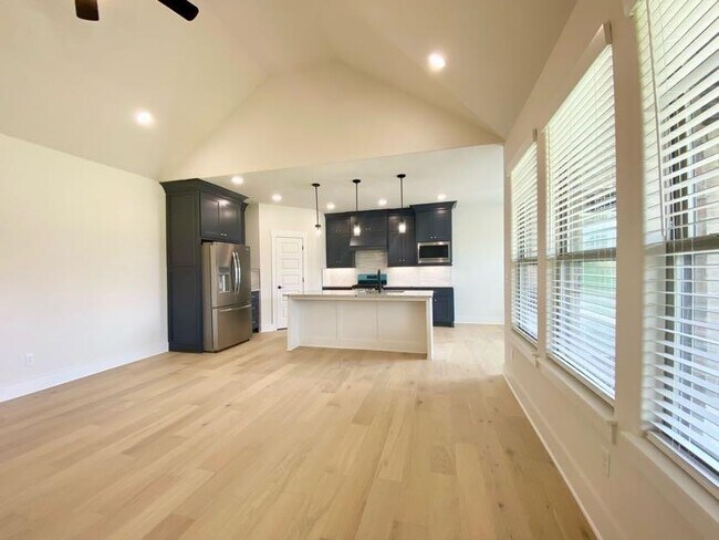 Building Photo - 730 Marianne St