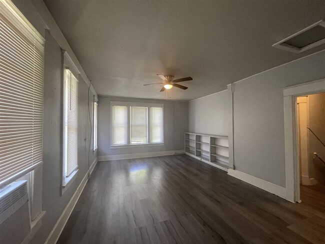 Building Photo - 2 br 1 bath duplex unit for lease | Shreve...