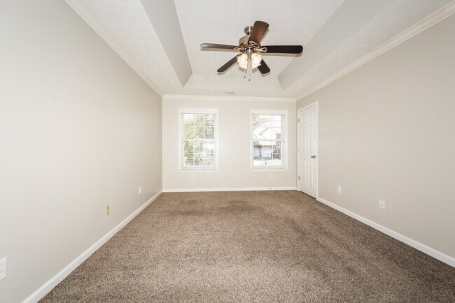 Building Photo - 105 Walton Trce S