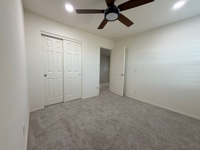 Building Photo - 3 bedroom 3 bath Home