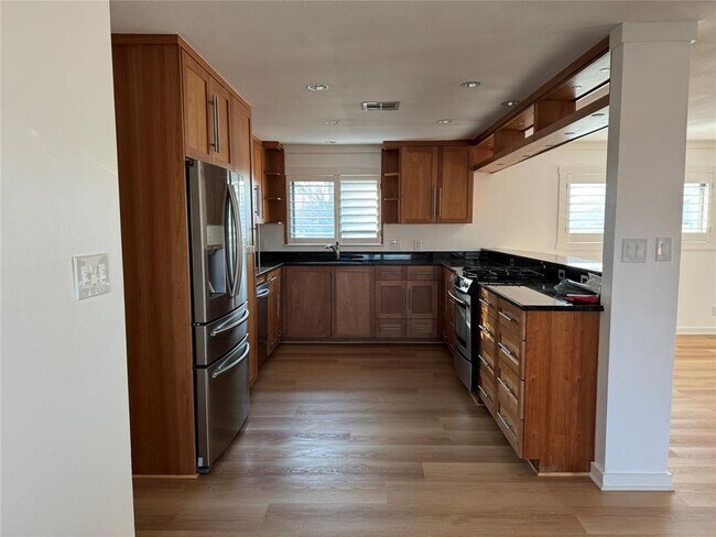 Building Photo - 6601 Columbia Dr