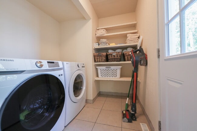 Building Photo - Spacious 3-Bedroom, 2-Bath Home – Fully Furnished