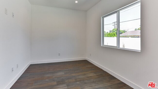 Building Photo - 3946 S Budlong Ave