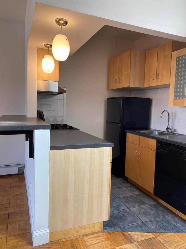 Building Photo - 257 York St