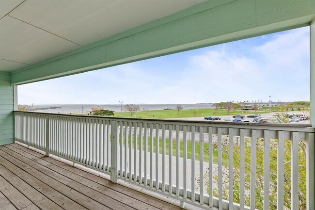 Building Photo - 709 N Bayshore Dr