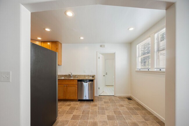 Building Photo - North Berkeley 2 Bedroom Rare Finds!