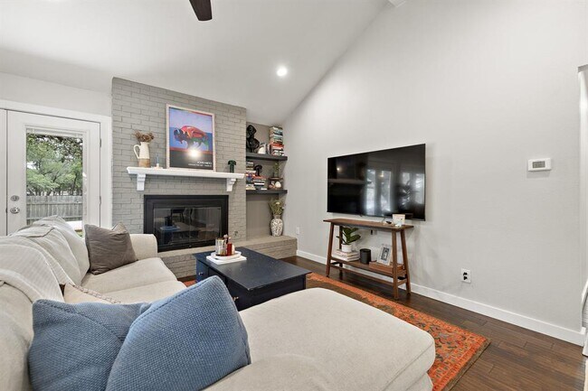 Building Photo - 2101 Falcon Hill Dr