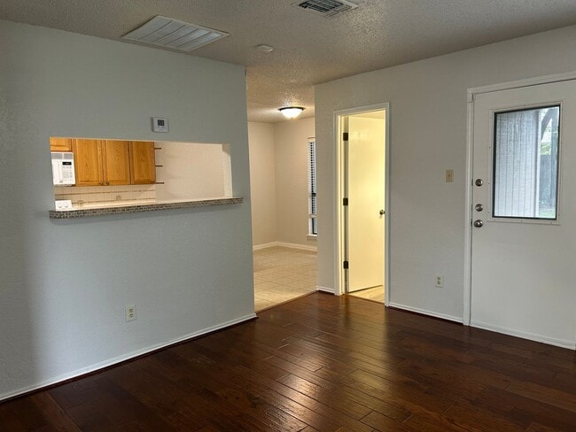 Building Photo - Beautiful 3 Bedroom, 2.5 Bathroom Townhome...