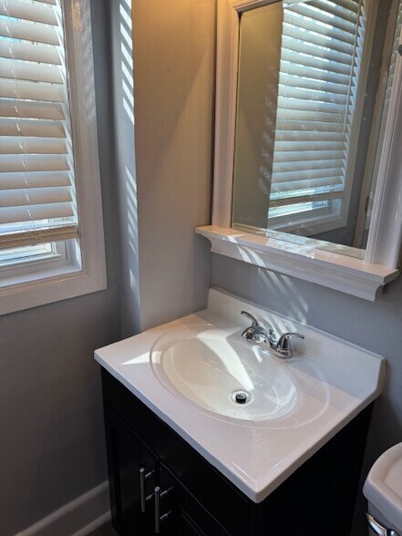 Building Photo - 482 Stella St