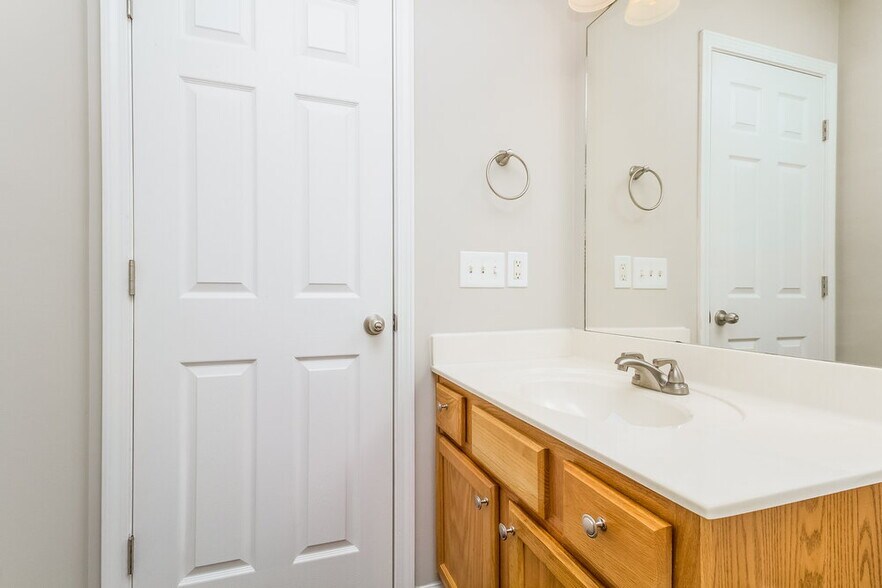 Building Photo - 7128 Legacy Dr
