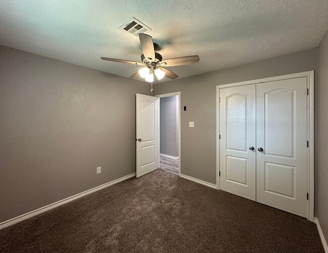 Building Photo - 6130 SW Oakcliff Ave