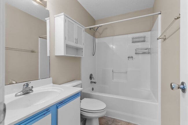 Building Photo - 2 Bed 2.5 Bath Townhome