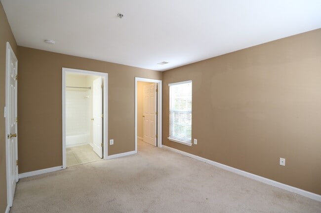 Building Photo - Spacious 2BD/2BA Condo with Balcony in Fou...