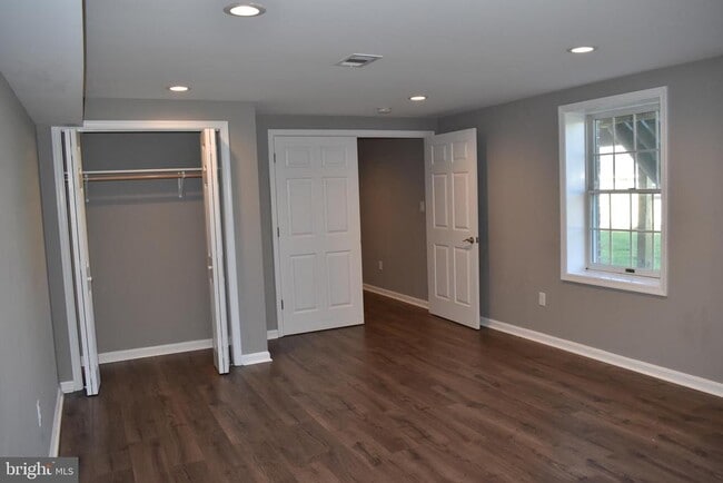 Building Photo - 2174 E Greenleaf Dr
