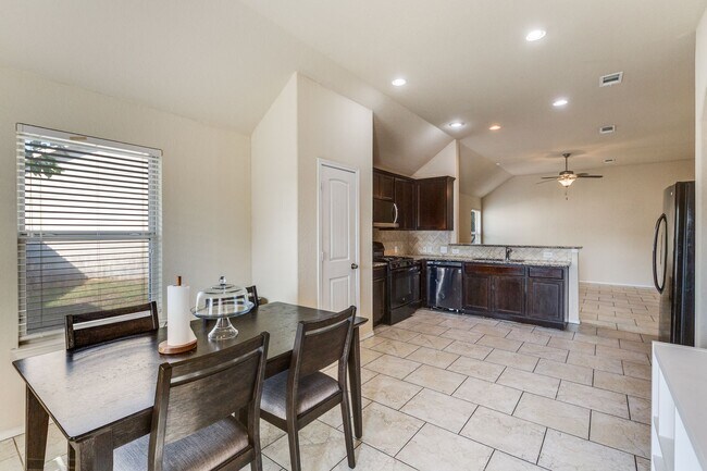 Building Photo - 3-BEDROOM, SINGLE STORY HOME IN CANDLEWOOD...