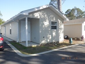Building Photo - 1 Park Cir SE