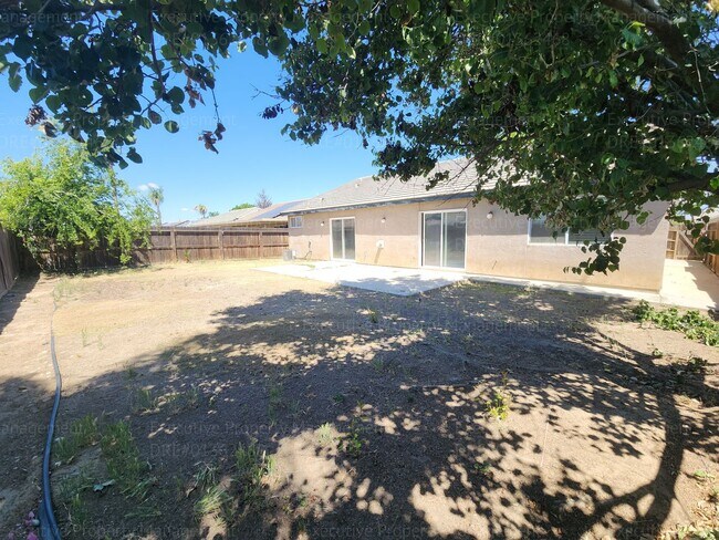 Building Photo - 5 bedrooms/ 2 baths Location Olive Dr/ Old Farm Rd