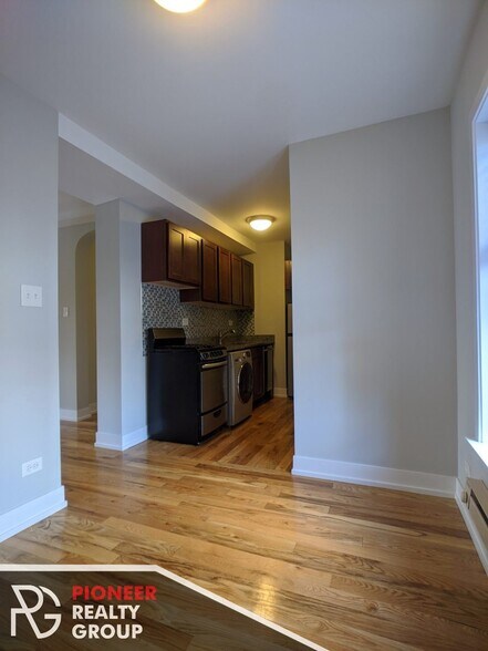 Building Photo - 560 W Arlington Pl