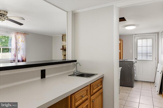 Building Photo - 18 Lakeview Dr