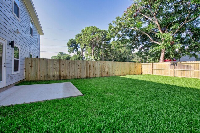 Building Photo - Modern 4BR Home with Private Fenced Yard Near the Beach