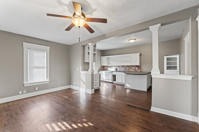 Building Photo - Charming 2 Bed, 1 Bath Lenexa Home with Modern Amenities!