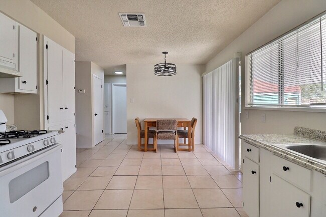 Building Photo - Cozy 3-Bed Home with Eat-In Kitchen & Covered Patio in Converse.