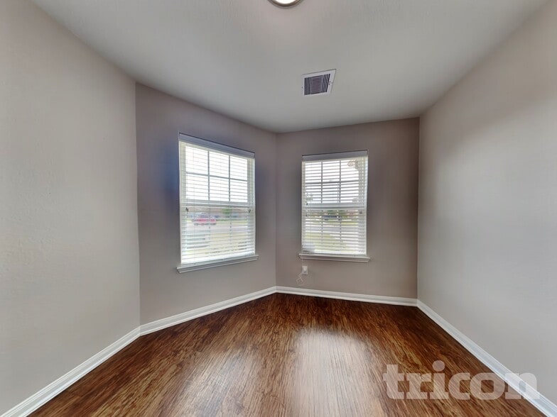 Building Photo - 2402 Regatta Ln