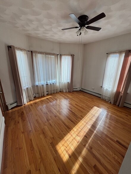 Living room - 84 Bellevue Ave