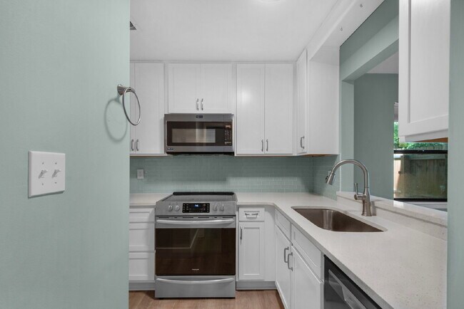 Building Photo - "Charming 2-Bed Townhouse Retreat in Fort ...